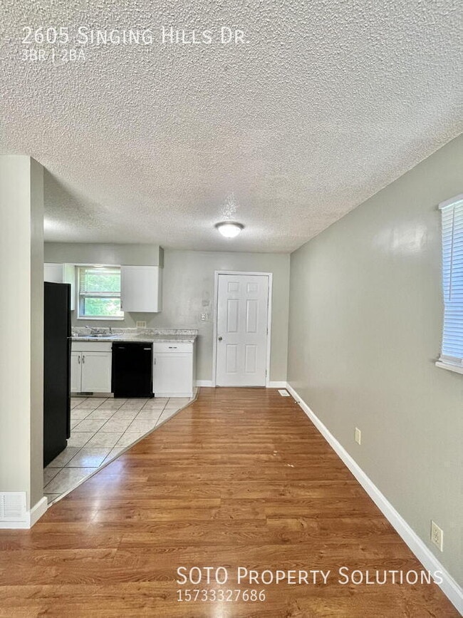 Building Photo - 2605 Singing Hills Dr