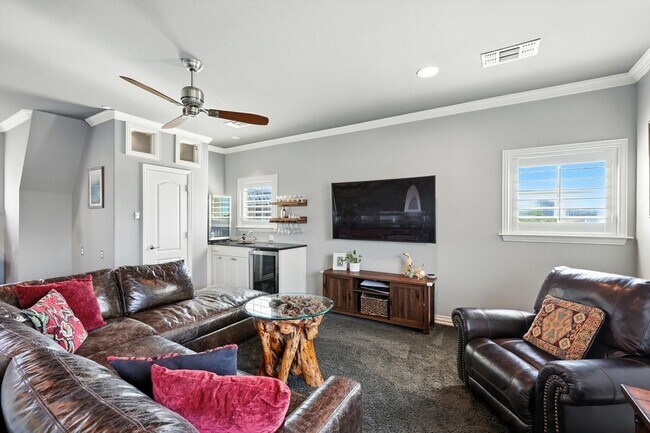 Building Photo - 1500 Pecos St