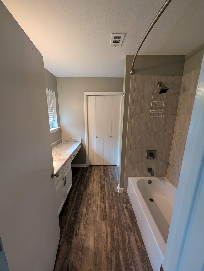 Building Photo - 204 Ralph St