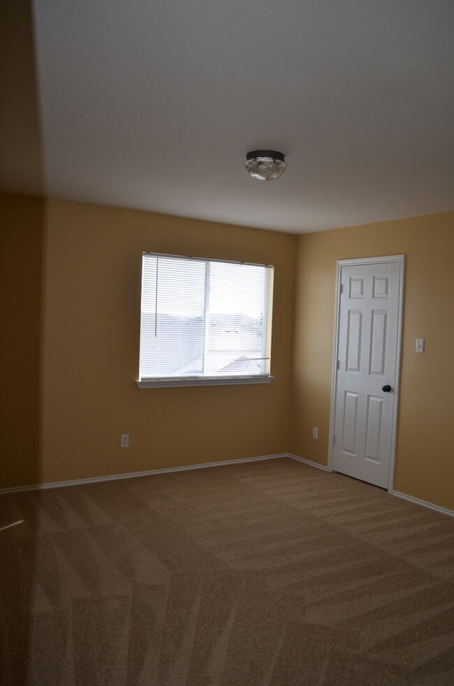 Building Photo - HUGE 5 BEDROOM HOME IN SAVANNAH HEIGHTS!