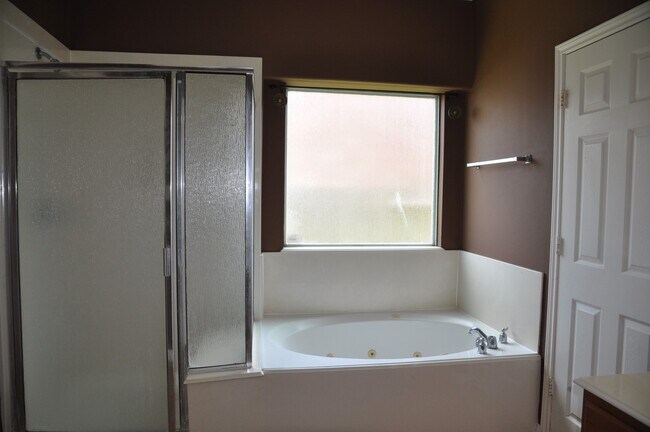 Building Photo - 2222 Drake Falls Dr