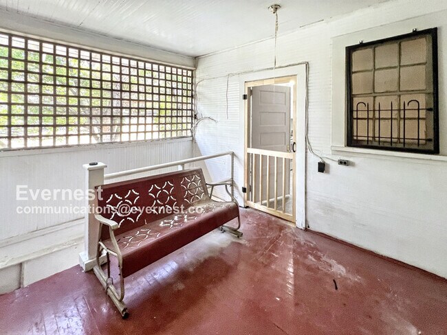 Building Photo - 904 3rd St W