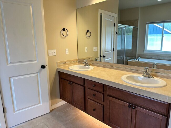 Building Photo - 5bd/2.5ba Renton House