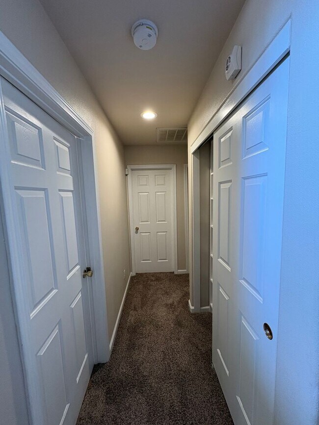 Building Photo - SE Visalia Cul-de-sac Home Available Now!