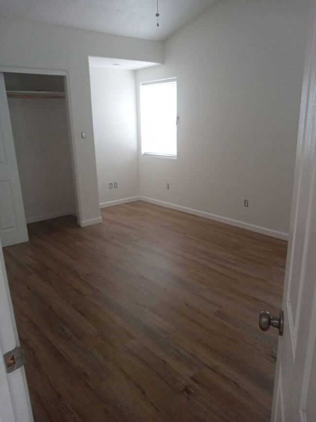 Building Photo - AVAILABLE NOW- 2 Bed 1 Bath - 1300 sq ft -...