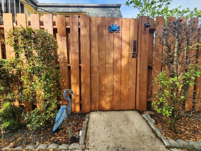 Building Photo - Charming Townhome in Cedar Dunes