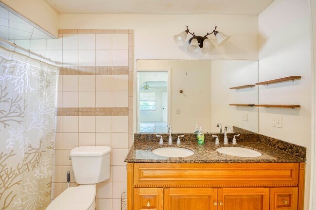 Building Photo - 2074 SE Doverbrook St