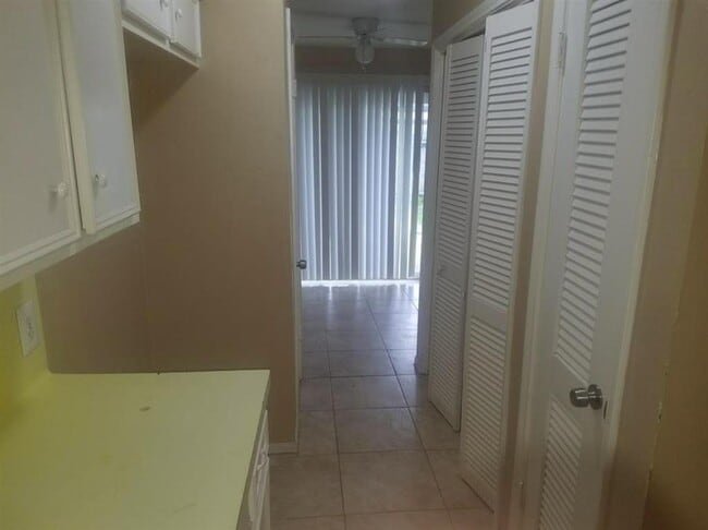 Building Photo - 9330 Tooley Dr