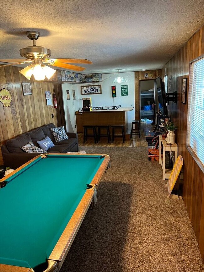 Building Photo - 3 bedroom/ 3 bath. Fully furnished ready f...