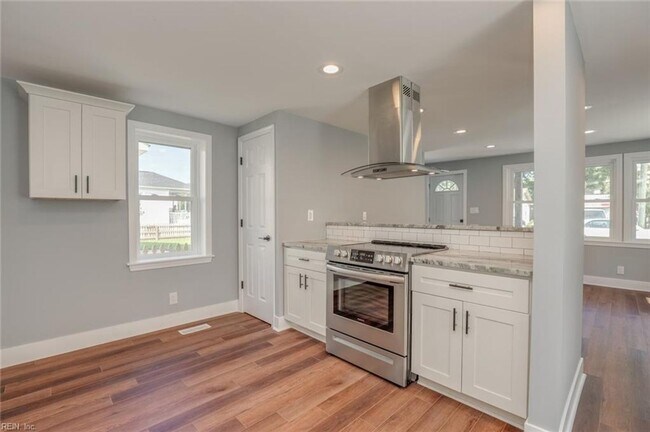 Building Photo - Beautifully remodeled single family home!