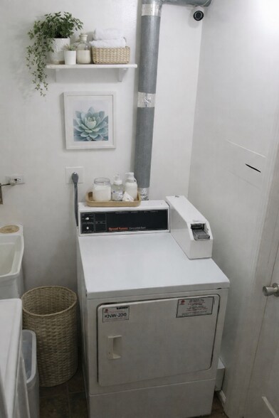 Building Photo - 1851 N Green Ln N