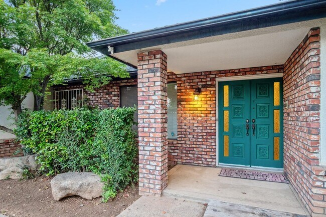 Building Photo - 3094 W Escalon Ave