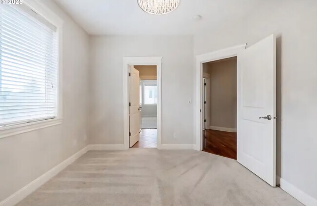 Building Photo - 1292 E Lucas St