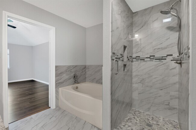 Building Photo - 6923 Creek Village Dr