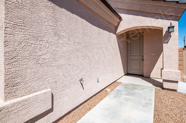 Building Photo - DON'T MISS THIS THREE BEDROOM TOWNHOUSE IN A PRIME LOCATION