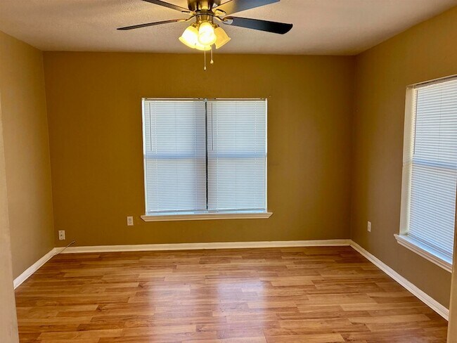 Building Photo - 800 Vanderveer