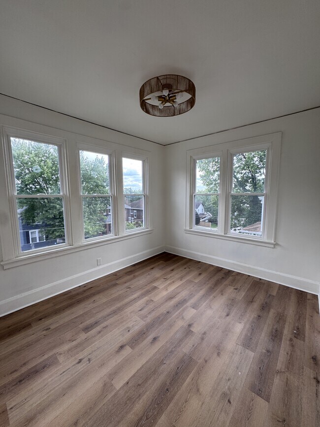 Building Photo - 541 Considine Ave