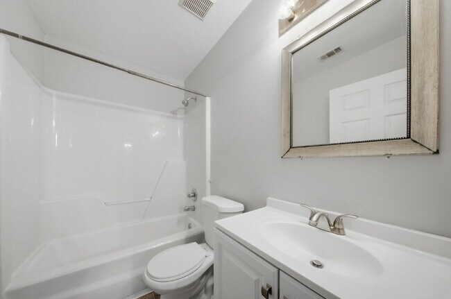 Building Photo - 3 Bedroom 2 Bathroom Single Family Home located in NW Tallahassee!
