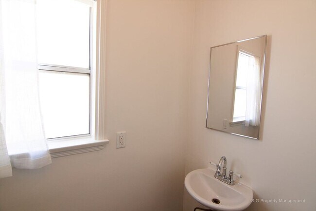 Building Photo - Sunset Drive, 4363-4377