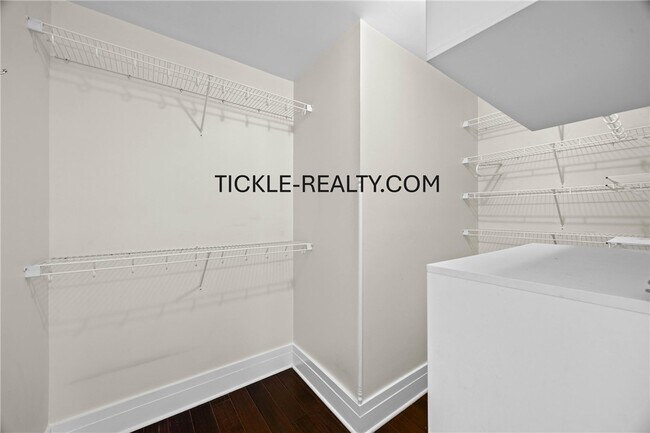 Building Photo - 15-17-17 Roosevelt St