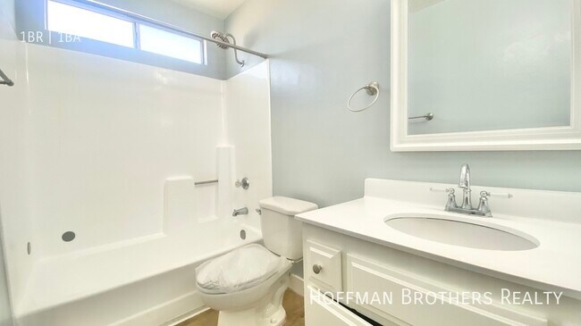 Building Photo - 662 W 12th St