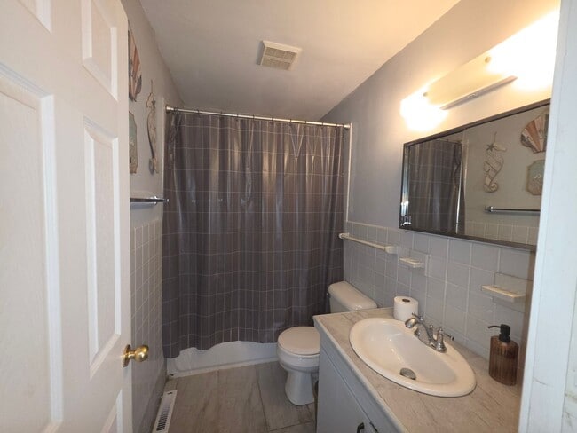 Building Photo - Move-In Ready Gem in the Heart of Forest Lake