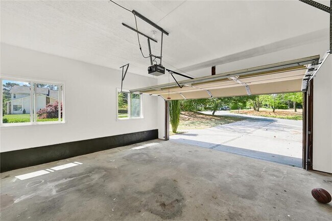 Building Photo - 910 Muirfield Dr NE