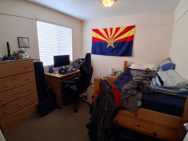 Building Photo - 652 E 700 N