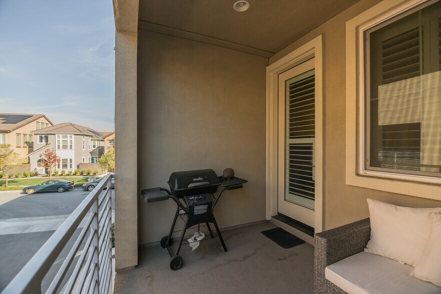 Patio - 856 White Moonstone Loop