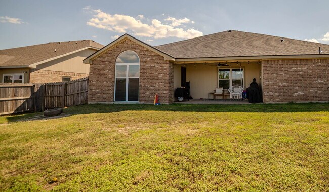 Building Photo - Beautiful 4-Bedroom Home with Spacious Bac...