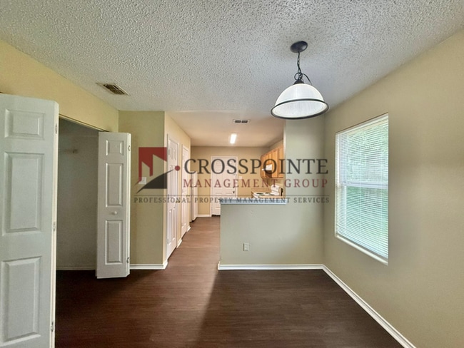 Building Photo - 3 Bedroom, 2 Bathroom Home!