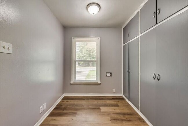 Building Photo - 1014 W Belden St