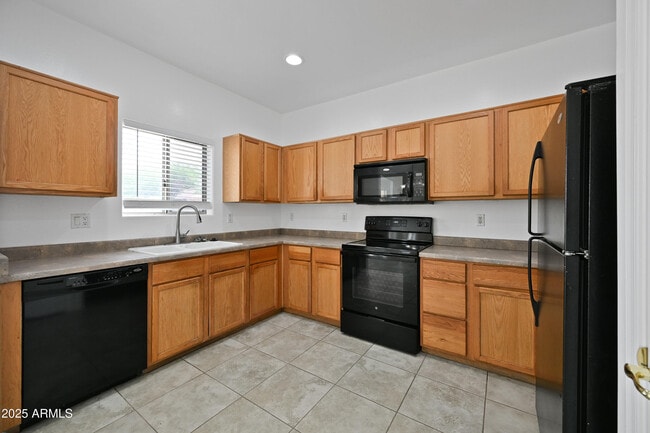 Building Photo - 605 W Latona Rd