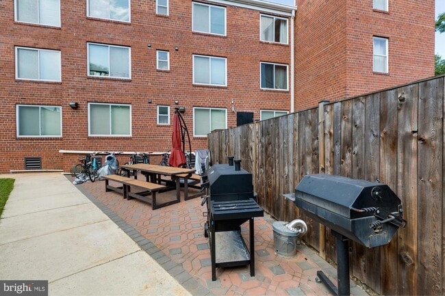 Building Photo - 420 16th St SE