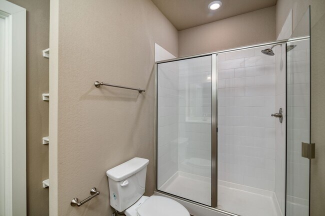 Building Photo - GORGEOUS 3 BEDROOM DUPLEX LOCATED IN MIDLO...