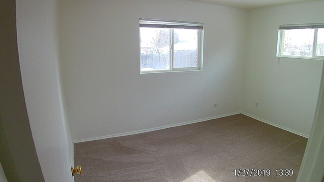 Building Photo - Spacious 3 bedroom 2 bath house with large...