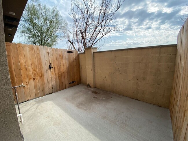 Building Photo - 3Bed/2.5 Bath Townhome, Mcallen TX