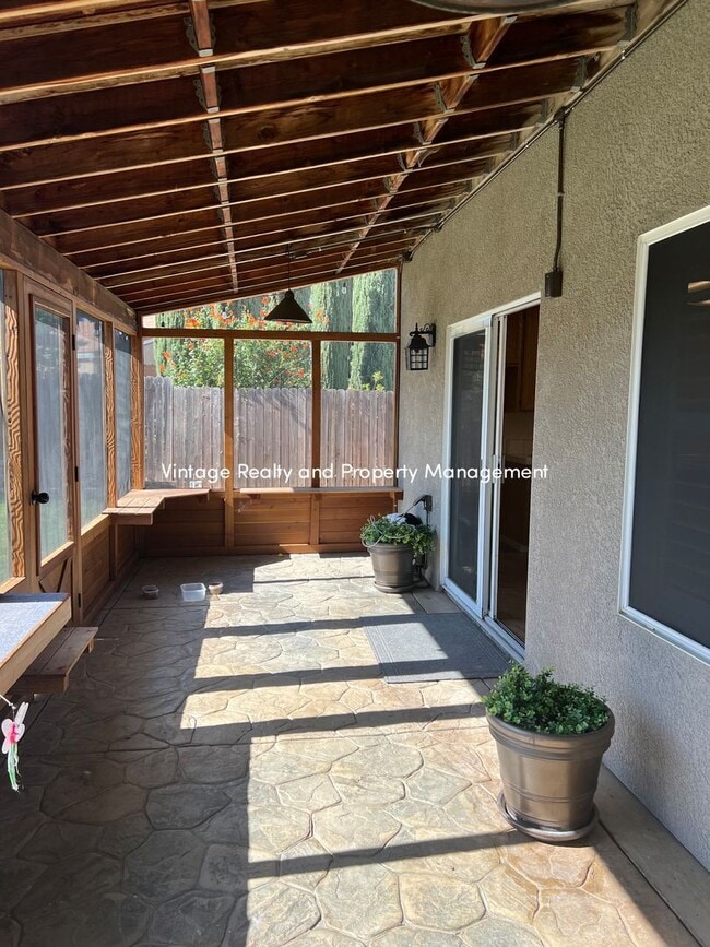 Building Photo - Ready To Go Top Of The Line 4 Bedroom Two Story Home!!!