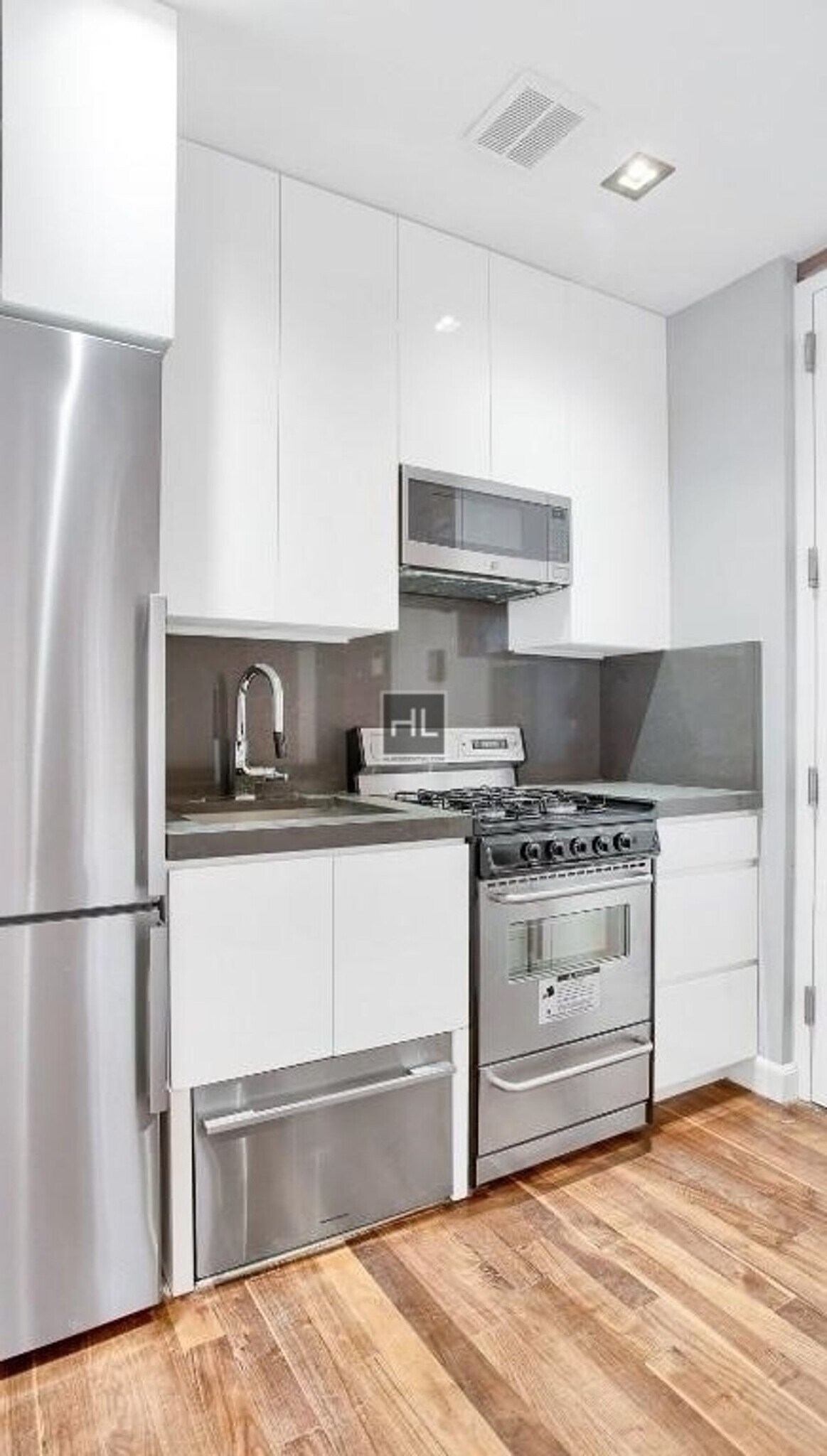 Building Photo - Mott Street