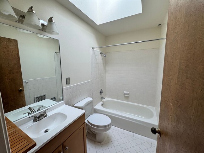 Building Photo - One Bedroom in Duboce Triangle Available N...