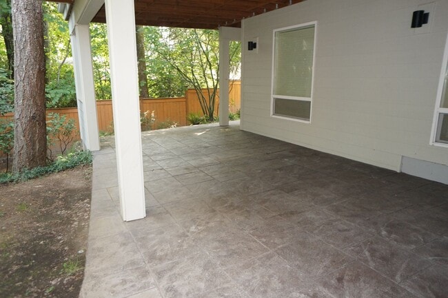 Building Photo - Spectacular NW Portland 4 bedroom with gue...