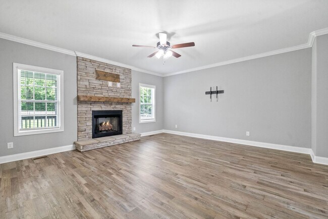 Building Photo - Pet Friendly Three Bedroom with Bonus!