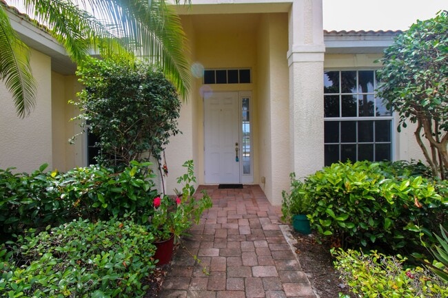 Building Photo - 3-Bed + Den Home With Lake Views & Pet-Friendly!