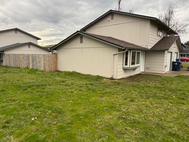 Building Photo - Beautifully updated 2 bedroom 1.5 bath duplex in Springfield!