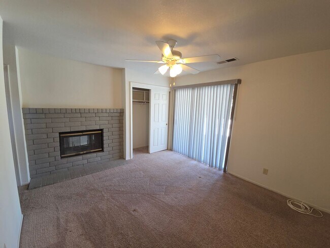 Building Photo - 3 bedroom/2bath home in quiet neighbothood