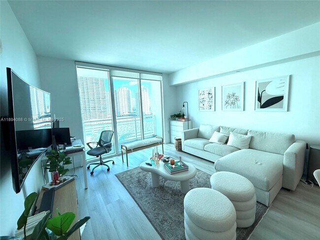 Building Photo - 950 Brickell Bay Dr