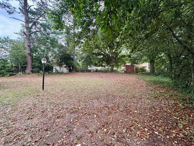 Building Photo - 3212 Sycamore Dr