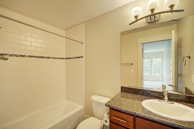 Building Photo - 3Bd/3.25Ba Kirkland Townhome