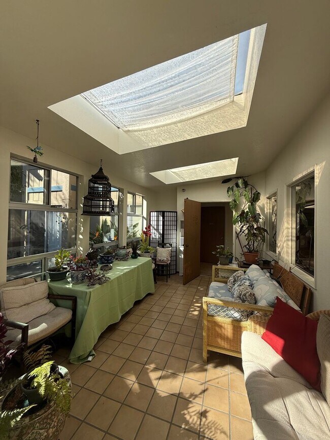 Building Photo - 206 Vista Prieta Ct