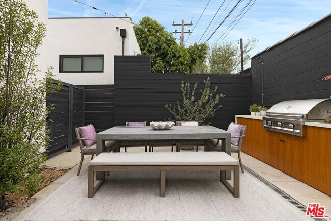 Building Photo - 9004 Dicks St